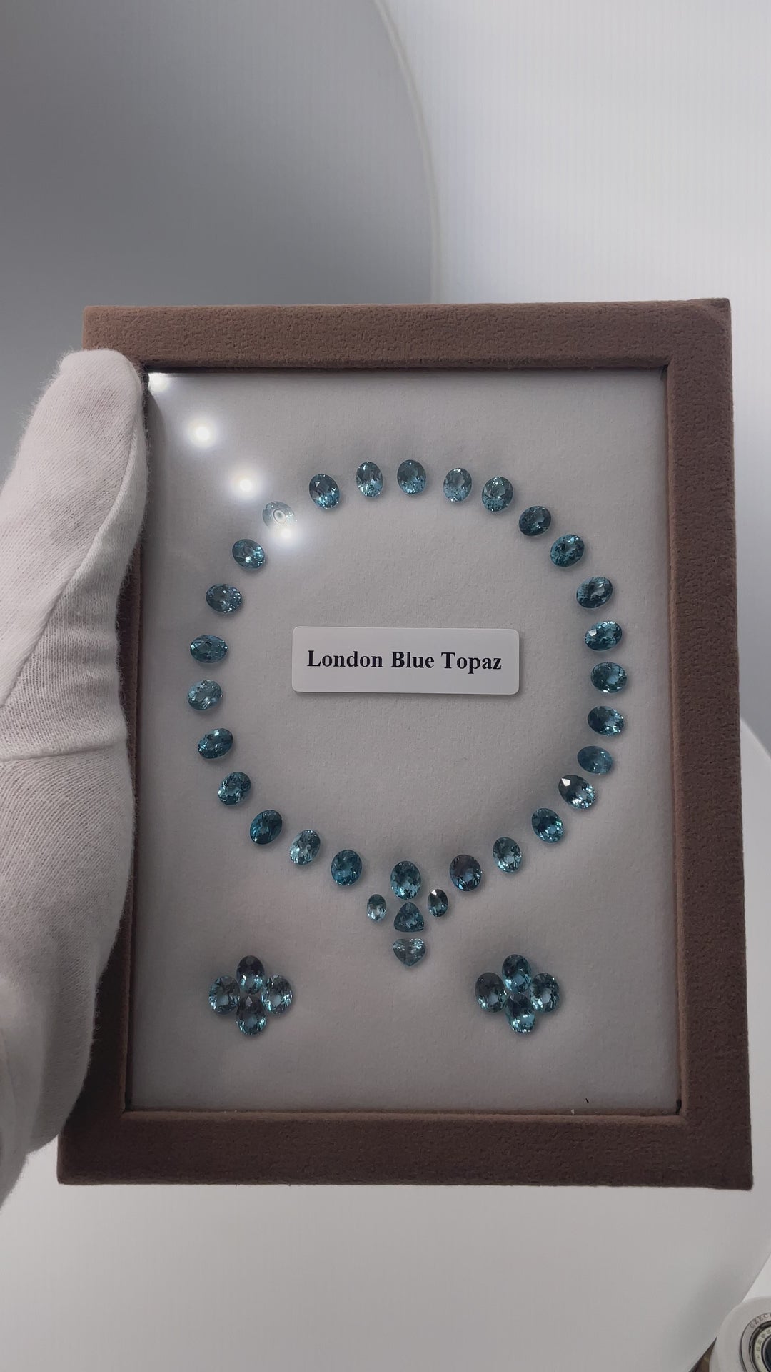 50.75 ct Topaz Set "London Blue " – 39 Gemstones